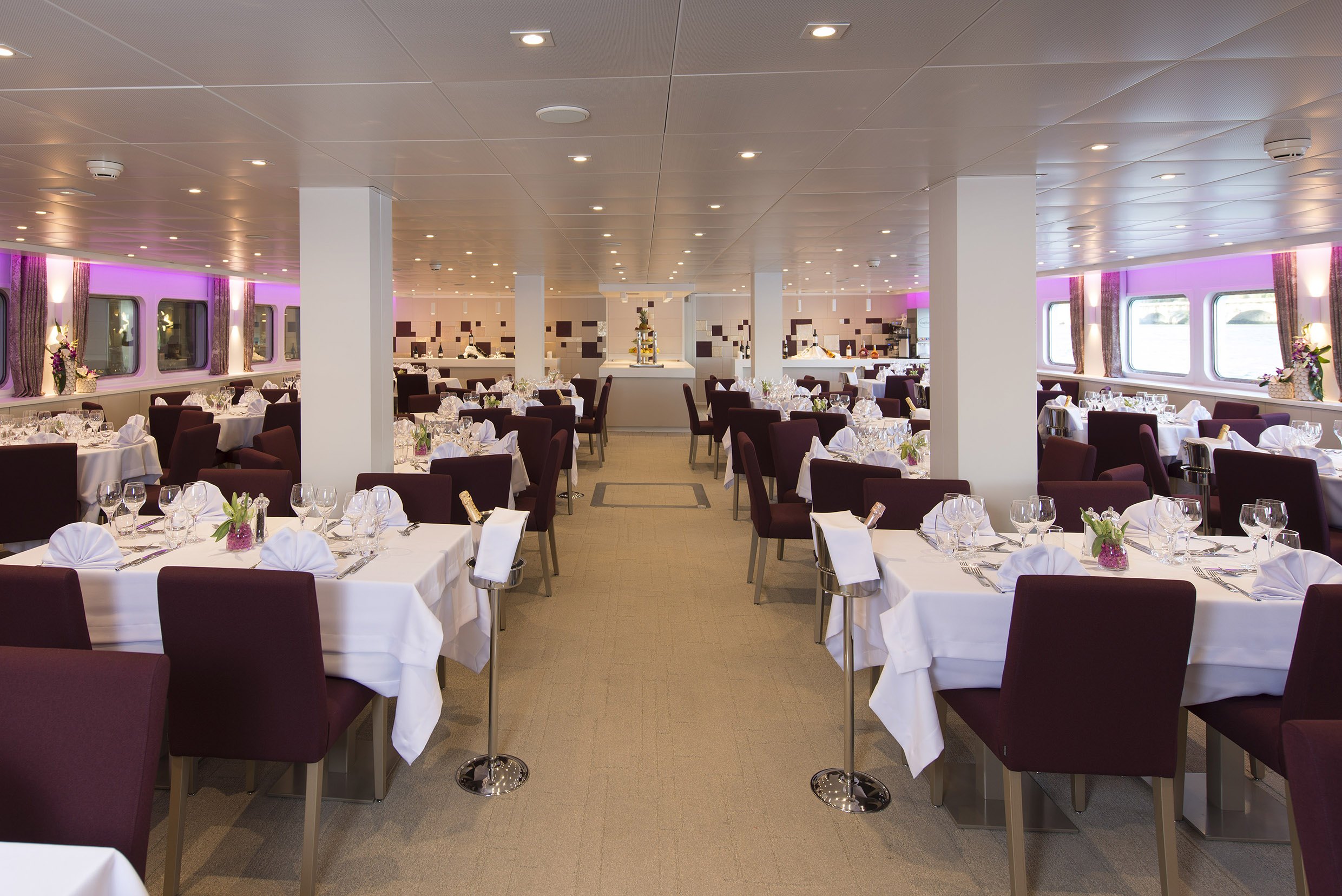 CroisiEurope MS Miguel Torga Restaurant 4.jpg